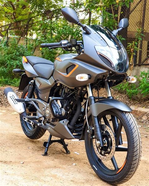 First launched in 2001, the 180 has been tweaked by the manufacturer over a couple of times in the the bajaj pulsar 180 has the same exterior design as the older pulsar motorcycles. Live Photos of New Bajaj Pulsar 180F (Pulsar 220F Lookalike)