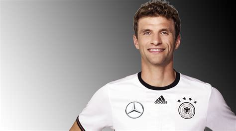 Thomas müller geht nach dem spiel neben maskottchen paule enttäuscht über den platz. Thomas Müller :: Mittelfeld/Sturm :: Team :: Die Mannschaft :: Männer :: Mannschaften :: DFB ...