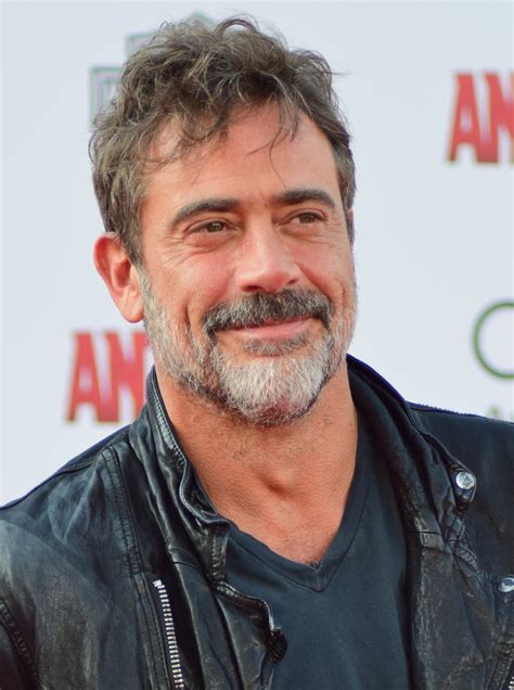 It seems like the only thing i read anymore is scripts, but if i get to go on vacation or something, i usually will pick up a stephen king, and i'll read. "TWD"-Star Jeffrey Dean Morgan: Makaberer Name für sein Auto