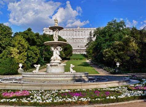 El contacto estrecho con la tierra, el conocimiento adquirido durante generaciones y el profundo amor y respeto por el vino se reflejan en cada copa, en cada botella, en cada brindis. Fuente de las Conchas - Jardines Campo del Moro (Madrid ...