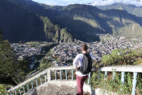 La ciudad turística de está ubicado en un valle con cascadas y aguas termales a lado del volcán tungurahua con una altura de 5.016 metros. Guía de viaje a Baños de Agua Santa - Ecuador - Portal Explora