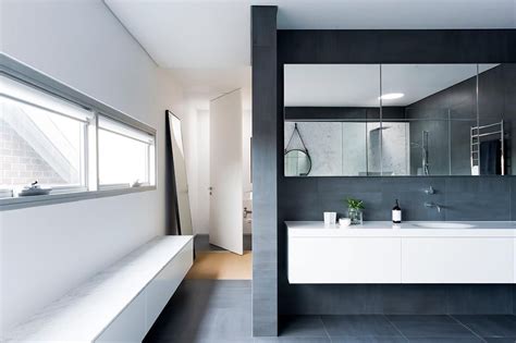Award Winning Monochromatic Bathroom By Minosa Design Minimalistische Badgestaltung