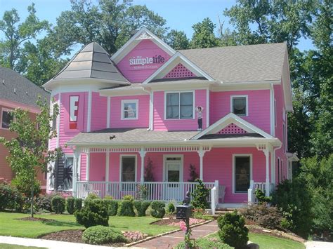 Here are some exterior house colors that often detract from the worth of your home. Pink house | Pink houses, Exterior paint colors, Best ...