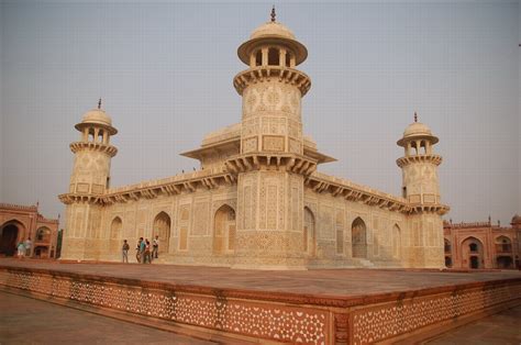 印度共和国（印地語：भारत गणराज्य，bhārat gaṇarājya；英語：republic of india），通称印度（印地語：भारत；英語：india），是位于南亚印度次大陆上的国家，面积位列世界第七，是亞洲面积第二大的国家實際控制领土面积316万平方公里。 印度―背包客的终极之旅（阿格拉-泰姬陵2）_印度旅游攻略_欣欣旅游网