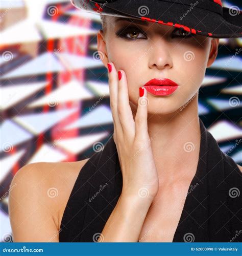 mooie vrouw met rode lippen en spijkers in zwarte hoed stock foto image of sensualiteit
