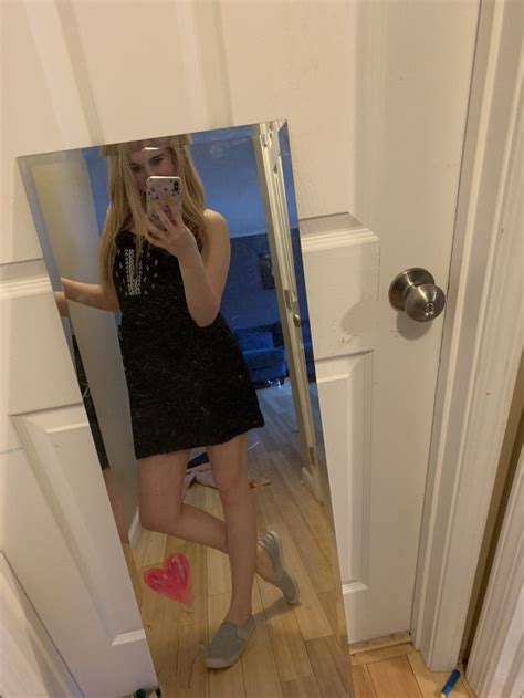 Amatør freshman college girl nude mirror selfie EatLocalnz