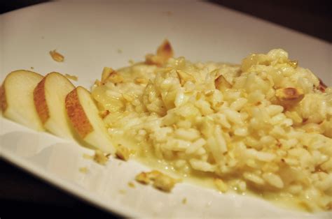 17 settembre 2019 l'abbraccio cremoso del tomino amalgama il riso, reso fresco dai cubetti di pera, dolce dal miele e croccante dalle nocciole. Risotto alle pere, strachìtunt e nocciole | ESSENZA IN CUCINA