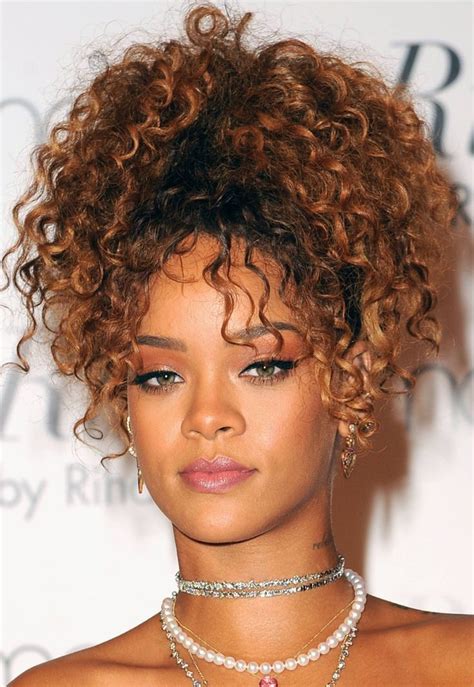 Rihanna Curly Updo Rihanna Cabelos Penteados Estilosos Cabelo