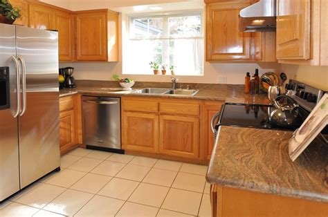 But people are becoming bolder when adding pops of. Oak cabinets and granite .. Like this color | Honey oak ...