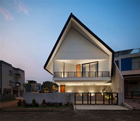 A House Shaped By A Trapezoid Site And Two Different Axes Inspirationist