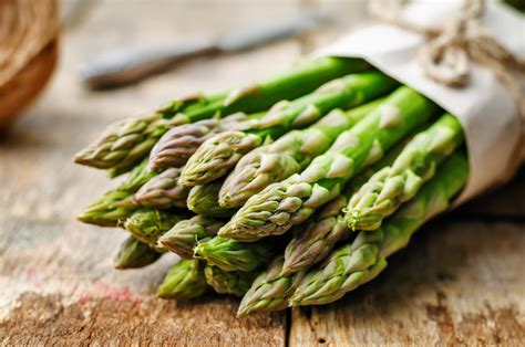 Come cucinare gli asparagi: tecniche e tempo di cottura ...