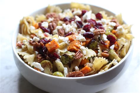 Fresh and easy pasta salad packed with crisp vegetables, fresh mozzarella, and tossed with a simple dressing. Thanksgiving Holiday Hop - Side Dish: Pasta Salad - Life in the Green House
