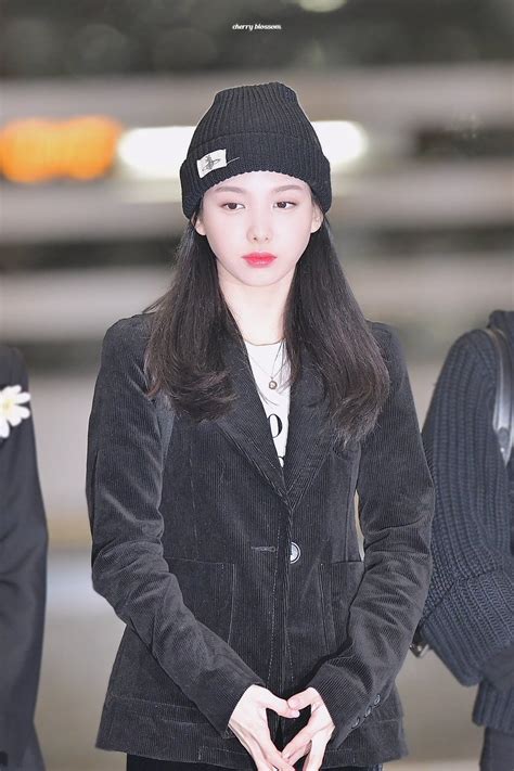 According to seoul gangnam police station, goo hara was found dead at her home in cheongdam neighborhood of seoul on november 24 at approximately 6 p.m. Idols Wear All Black To The Airport, Presumably To Mourn ...