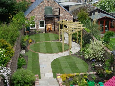Look here for advice on plants and hardscape materials. Garden Design Tips to Deal with Small Space - TheyDesign ...