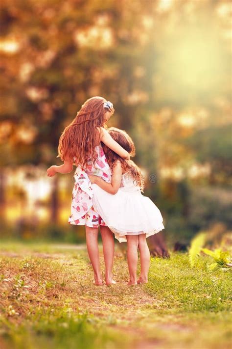 Petite Fille Deux Heureuse Embrassant Et Souriant Au Jour Dété