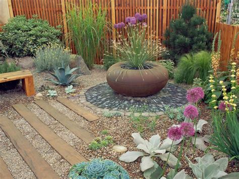 Using Large Garden Pots Xeriscape Landscaping Diy Garden Projects