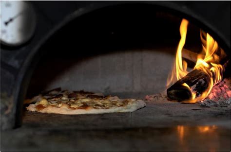 Das haus ist voll unterkellert und das dachgeschoß wäre zusätzlich ausbaubar. holofen pizzeria kaufen schweiz - Haus Schweiz
