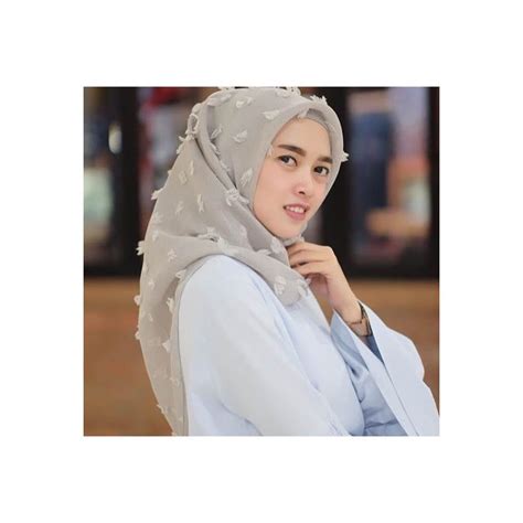 Gamis menjadi model pakaian yang banyak digemari, karena membuat penampilan muslimah menjadi makin anggun. Warna Hijab Rubiah - Voal Motif