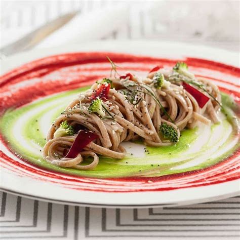 Spaghetti al vino rosso in salsa di pomodoro | Ricetta ...