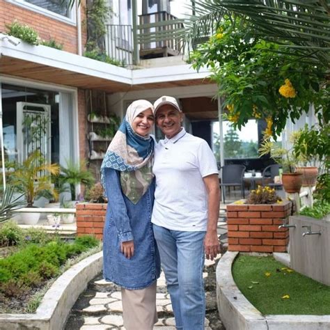 Sebelum persidangan dimulai, dia berbincang hangat dengan santi asoka. Lika-liku Asmara Mark Sungkar Menikahi Santi Asoka; Sempat ...