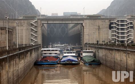 photo ships pass through the locks of the three gorges dam on the yangtze river pek2010090728