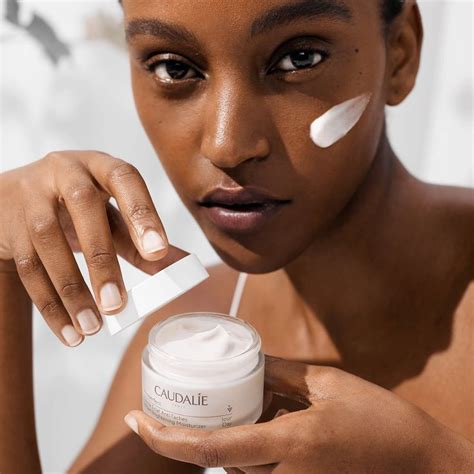 The 16 Best Oil Free Moisturizers To Keep Your Skin Healthy