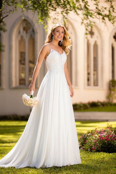 Schlichte bodenlange hochzeitskleider aus chiffon brautkleid standesamt schlicht hochzeitskleid strand schlicht. Pin von Julia Naumann auf Brautkleid in 2020 | Brautkleid ...