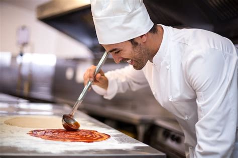 Chef De Pizza Haciendo Pizza Foto Premium