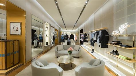 There is no other brand that has a richer history than louis vuitton. Louis Vuitton Milano Via Montenapoleone Store in Milano ...