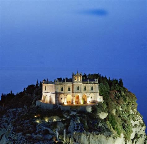 Heute fahren wir nach einer regenreichen nacht nach tropea, wir stellen das womo unten vor der marina ab und laufen hinauf. Italien: Tropea - ein Urlaubsparadies mit Ecken und Kanten ...