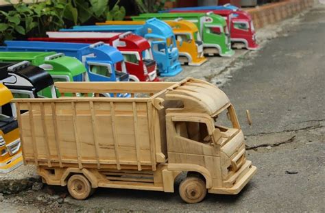 konsep penting gambar mobil truk mainan  kayu