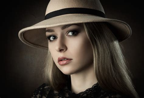 Face Of A Beautiful Girl In A Big Hat Wallpapers And Images Wallpapers Pictures Photos