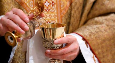 Por Qu El Sacerdote Pone Agua En El Vino Durante La Misa Di Cesis De Tenancingo