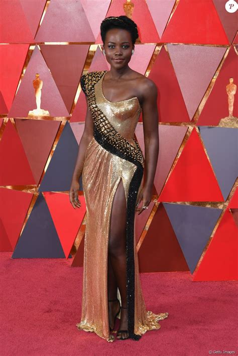 Oscar 2018 Lupita Nyongo Usa Vestido Brilhoso Com Inspiração Africana Fotos Purepeople