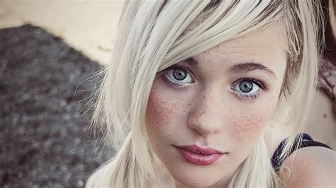 Devon Jade Women Blonde Freckles Scarf Platinum Blonde Portrait Red Lipstick Hd
