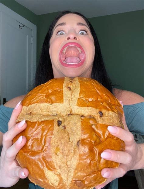 Woman With Worlds Biggest Mouth Defeated By Aldi S Huge Hot Cross Bun In Cross Buns