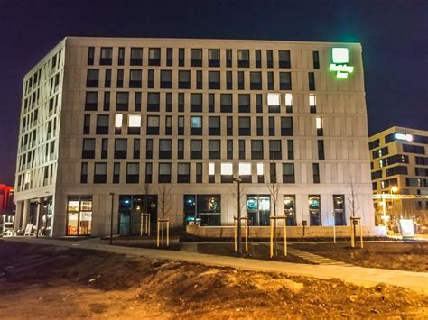 Just 20 minutes´ drive from the old town of düsseldorf and the famous shopping street königsallee. Hotel Review: Holiday Inn Frankfurt Airport - Executive ...