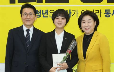 가장 기본적이지만 다양한룩을 만날 수 있는 청바지! 화보 티셔츠·청바지·정장… 류호정 의원 즐겼던 옷은? - 중앙일보
