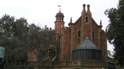 The Strange Thing That Occurs At Disney Worlds Haunted Mansion