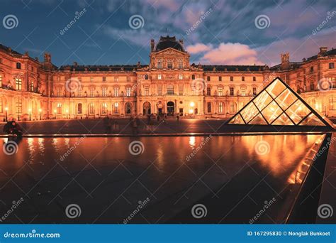 Louvre Museum At Twilight In Paris Editorial Image Image Of Evening
