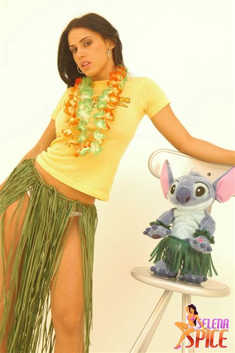 Andrea Rincon Selena Spice Galeria Hawaiana Camiseta Amarilla Sexy Modelos Famosas