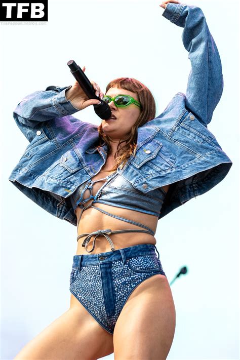 Tove Lo Flashes Her Nude Breasts At The Lollapalooza Photos