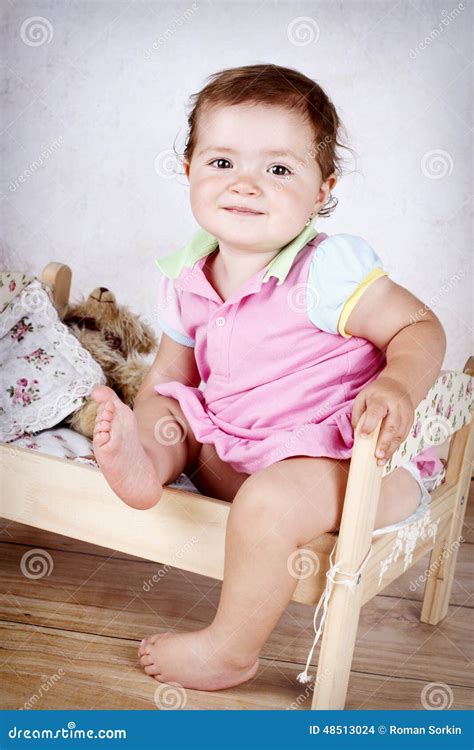 Mała Dziewczynka Ma Zabawę W Małym łóżku Zdjęcie Stock Obraz Złożonej Z Dzieciństwo Uśmiech