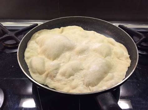 La ricetta della piadina romagnola è uno dei capisaldi della nostra tradizione gastronomica regionale tanto da essere tutelata dall'igp (indicazione geografica protetta). Ricetta Piadine senza strutto e lievito | MammaMoglieDonna