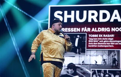 Nu är han tillbaka igen i melodifestivalen 2020, och denna gång tävlar han som soloartist med låten vem är som oss?. Anis Don Demina i lite för hög energi - Schlagerbloggen