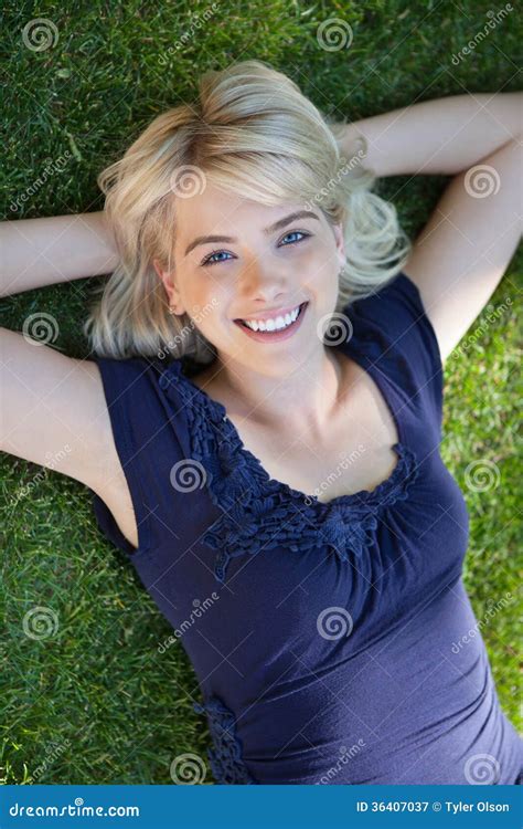 jovem mulher feliz que encontra se na grama imagem de stock imagem de bonito grama 36407037