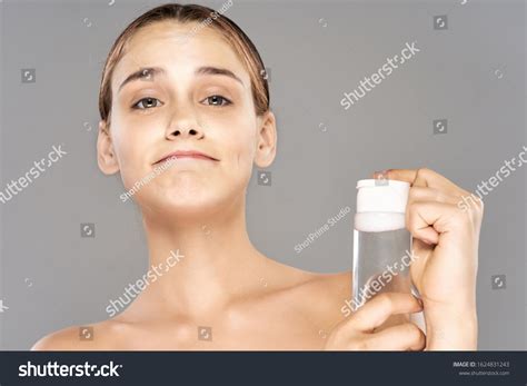 Naked Shoulders Clean Skin Lotion Woman Foto Stock 1624831243