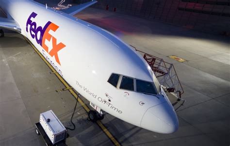 The name fedex is a syllabic abbreviation of the name of the company's original air. FedEx | Expresslieferungen, Kurier- und Versandservices ...