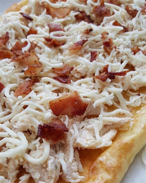 Chicken bacon ranch flatbread january 8, 2021 by crisp flatbread glazed with ranch dressing, topped with grilled chicken, applewood smoked bacon and mozzarella and provolone cheeses. Chicken bacon ranch flatbread low carb | Chicken bacon ...