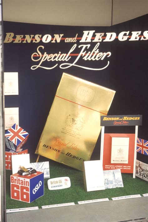 Homeliss derilex — benson & hedges 03:09. Vindusutstilling med reklame for Benson and Hedges ...